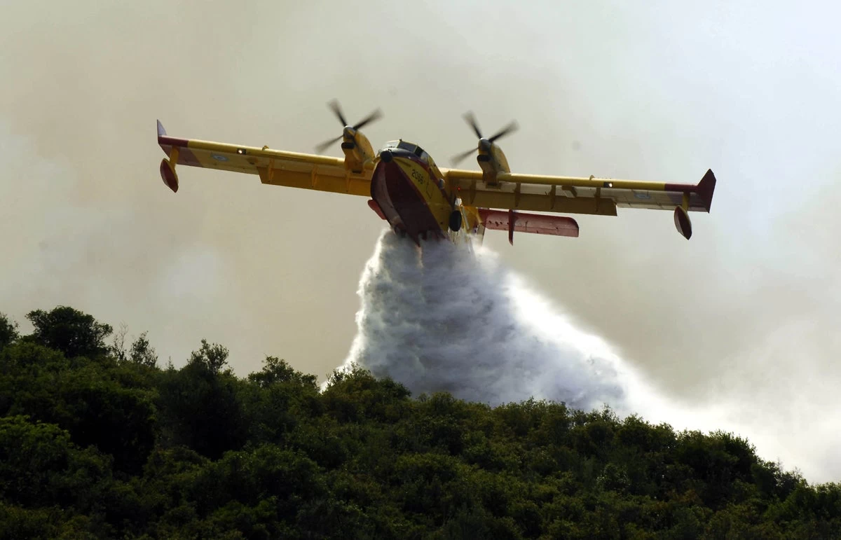 Απίστευτη γκάφα στη Λαμία: Πυροσβεστικό αεροσκάφος έριξε νερό πάνω σε αγρότη